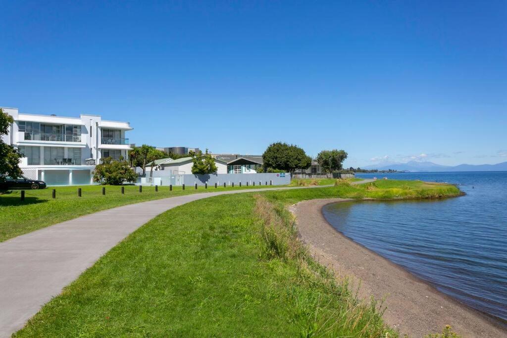 Waimahana - Luxury By The Lake Taupomeer Buitenkant foto